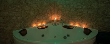 Pernotto in Lussuoso appartamento con spa + massaggio rilassante per 2